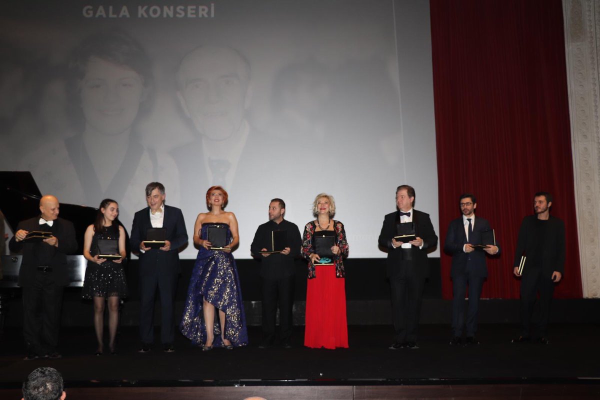 Müziğin etrafında çok güzel bir amaç için buluştuk.Büyük ilgiyle salonu dolduran dinleyicilerle, sahneyi paylaştığımız kıymetli meslektaşlarımla coşkulu bir akşam yaşadık.İstanbul Filarmoni Derneği’nde bu güzel ve anlamlı gece için emek veren değerli dostlara yürekten teşekkürler