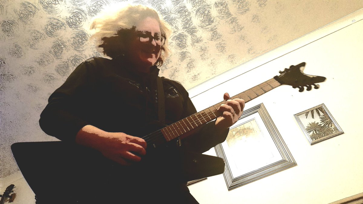 MamaShreds's tweet photo. Girl be jamming like that's all there is. #SundayFunday #Guitarist https://t.co/3RJYNdnGl4