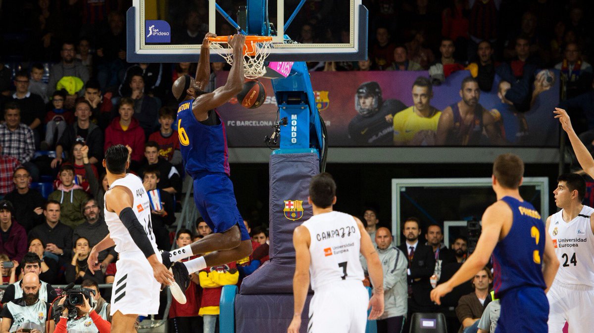 Singleton machaca el aro del Real Madrid (@FCBBasket).