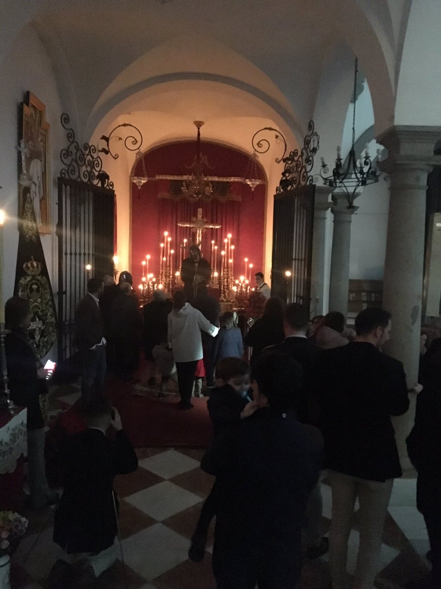 HermandadAmor's tweet photo. Ha dado comienzo el piadoso besamanos de Ntro. Padre Jesús del Silencio. Hasta las 20h permanecerá abierta la parroquia. https://t.co/bUV2aggNGE