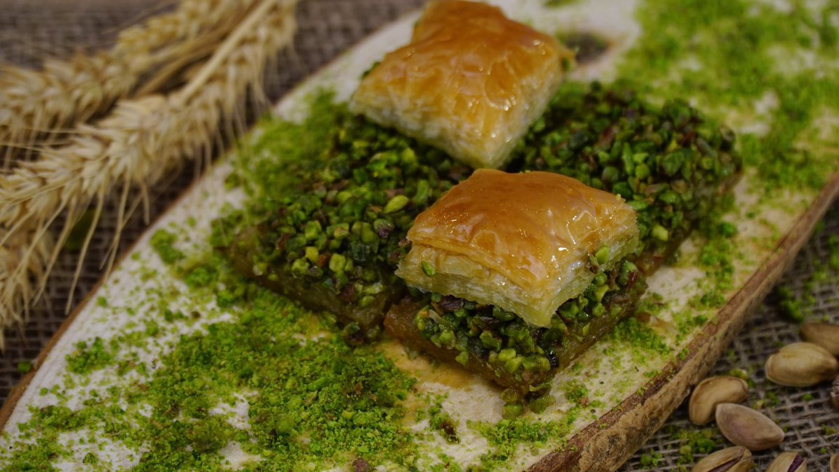 baklavacimehmed's tweet photo. EN TATLI ÇEKİLİŞ 🍯

2 Aralık’a kadar bu tweeti RT yapıp hesabımızı takip eden 3 kişiye, dünyanın dört bir yanına gönderdiğimiz, dillere destan Gaziantep baklavamızdan hediye edeceğiz 🎁 

🌐 Online Sipariş: https://t.co/vjiukcpXaW

Kazanan arkadaşlara şimdiden afiyet olsun 😊 https://t.co/l7YB890apH
