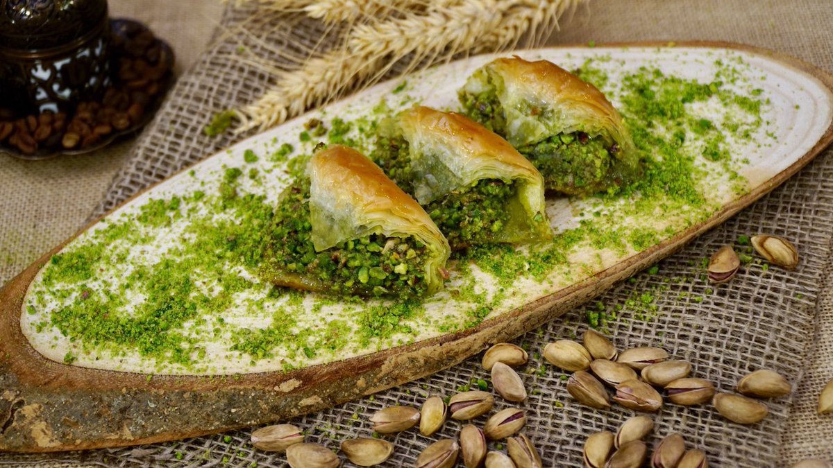 baklavacimehmed's tweet photo. EN TATLI ÇEKİLİŞ 🍯

2 Aralık’a kadar bu tweeti RT yapıp hesabımızı takip eden 3 kişiye, dünyanın dört bir yanına gönderdiğimiz, dillere destan Gaziantep baklavamızdan hediye edeceğiz 🎁 

🌐 Online Sipariş: https://t.co/vjiukcpXaW

Kazanan arkadaşlara şimdiden afiyet olsun 😊 https://t.co/l7YB890apH