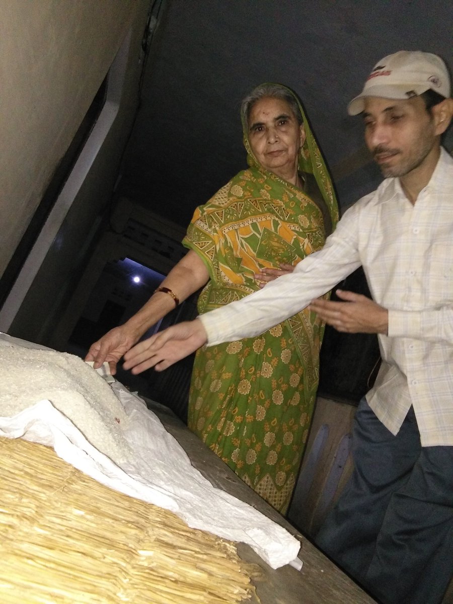 HelpWhoNeed_ak's tweet photo. हर महीने की भाँति आज महीने के अंतिम रविवार को वृद्धा आश्रम में अनाज एवं साग सब्जी खरीदने हेतु कुछ रुपयों का वितरण वृद्ध माताओं के बीच वितरित कर अनमोल आशीर्वाद प्राप्त किया
जनसेवा टीम ने,
सभी का धन्यवाद
वंदेमातरम
#helpwhoneed
यथाशक्ति यथासंभव जब भी जहाँ भी मौका मिले जरूरतमंद लोगो https://t.co/v7TfKQK5In