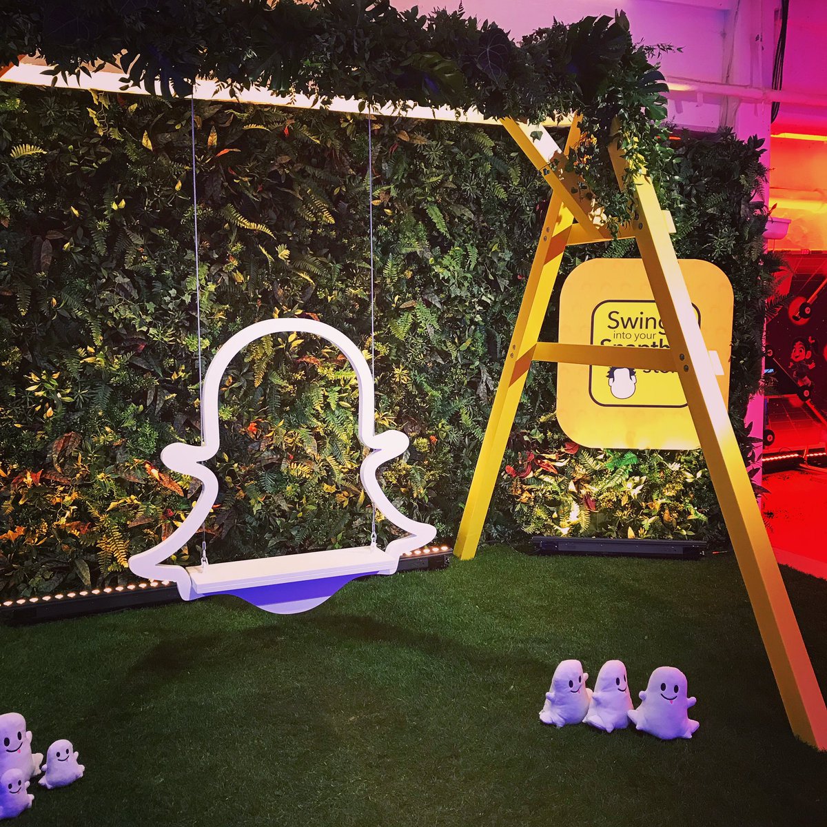 Robert_Leather's tweet photo. This weekend I got to go inside the Internet with #WreckItRalph2 at #WiFi way! Complete with cats, pancakes, real life pop ups and a search bar (an actual bar). Great work @DisneyStudiosUK #ralphbreakstheinternet https://t.co/2Dy0rreF25