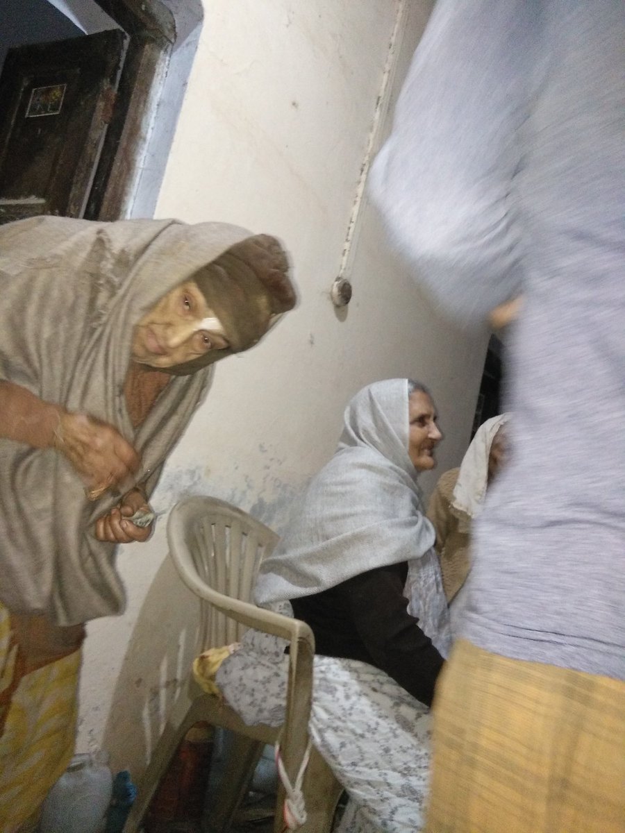 HelpWhoNeed_ak's tweet photo. हर महीने की भाँति आज महीने के अंतिम रविवार को वृद्धा आश्रम में अनाज एवं साग सब्जी खरीदने हेतु कुछ रुपयों का वितरण वृद्ध माताओं के बीच वितरित कर अनमोल आशीर्वाद प्राप्त किया
जनसेवा टीम ने,
सभी का धन्यवाद
वंदेमातरम
#helpwhoneed
यथाशक्ति यथासंभव जब भी जहाँ भी मौका मिले जरूरतमंद लोगो https://t.co/v7TfKQK5In