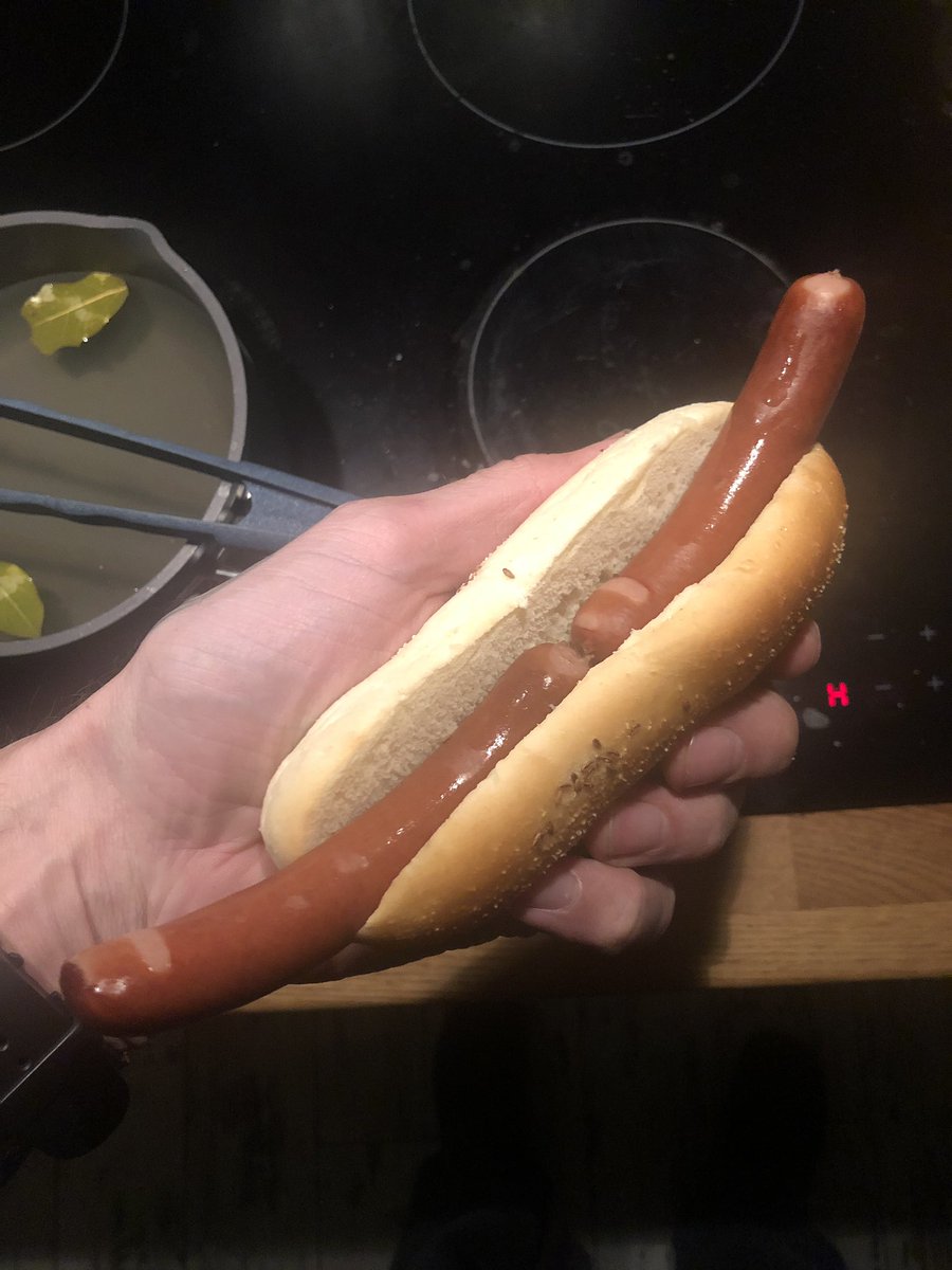 h_retard's tweet photo. Det här är helt fantastiskt. Världens bästa korvbröd möjliggör dubbelt så mycket bullens. #bullensgate https://t.co/v4AC1fSFGA