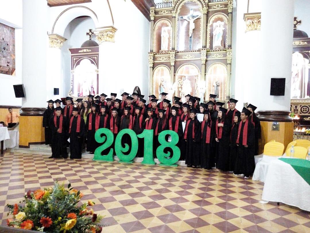 RuralCongreso's tweet photo. Es #Domingo de celebrar y reconocer el trabajo y esfuerzo que vemos en los docentes y estudiantes rurales. San Rafael,El Peñol,Concepción,Alejandría,Cocorná #Antioquia y #Coredi Grados bachilleres académicos y orgullosamente #rurales. Créditos Germán Hernández #COREDUCAR https://t.co/SdBhFmiERC