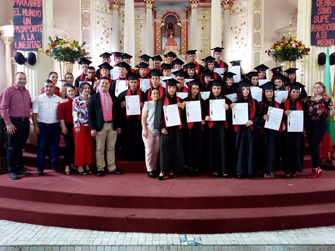 RuralCongreso's tweet photo. Es #Domingo de celebrar y reconocer el trabajo y esfuerzo que vemos en los docentes y estudiantes rurales. San Rafael,El Peñol,Concepción,Alejandría,Cocorná #Antioquia y #Coredi Grados bachilleres académicos y orgullosamente #rurales. Créditos Germán Hernández #COREDUCAR https://t.co/SdBhFmiERC