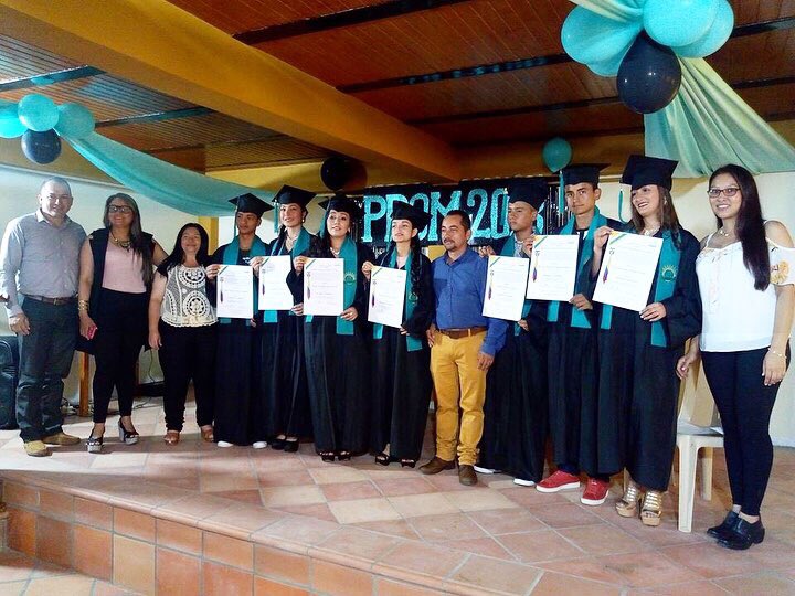 RuralCongreso's tweet photo. Es #Domingo de celebrar y reconocer el trabajo y esfuerzo que vemos en los docentes y estudiantes rurales. San Rafael,El Peñol,Concepción,Alejandría,Cocorná #Antioquia y #Coredi Grados bachilleres académicos y orgullosamente #rurales. Créditos Germán Hernández #COREDUCAR https://t.co/SdBhFmiERC