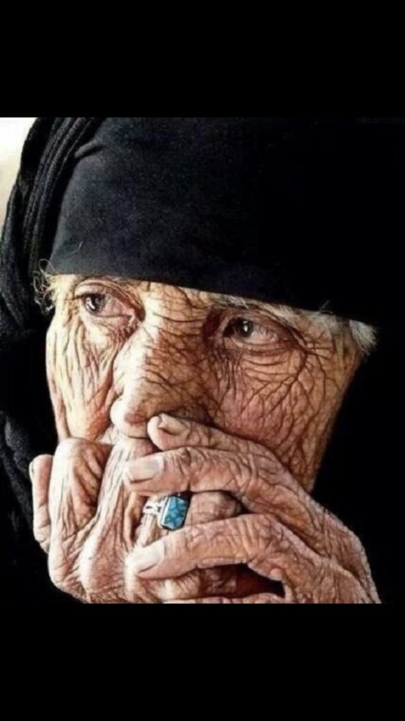 abodejlah's tweet photo. #اخر_مره_كلمت_امك

أُمّي وإنْ طَالَ الحَديث بها فَلا
شِـعــرٌ يُـوَفِّــيْــهَـا ولا الأَقــلامُ https://t.co/UFey0a8zYn