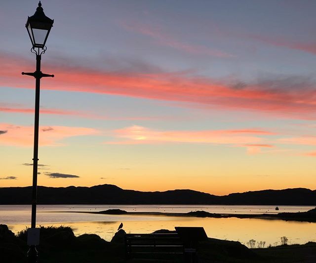RoryDuncan's tweet photo. Lamp & crow at #sunset in #arisaig #bay #sea #lochaber #scotland #unlockscotland https://t.co/RrXm2YKpag https://t.co/GdCFGz2Svf