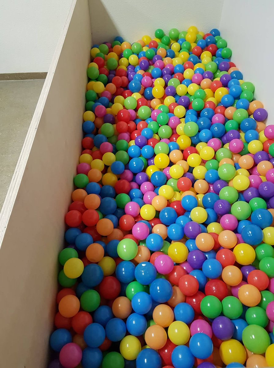 Ég hef sagt við kennarana mína. Ef þau eru með hugmynd að verkefni eða öðru sem nemendur græða á þá framkvæmum við það. Eitt af þeim verkefnum er að búa til boltabað. Það vantar reyndar 4000 þús bolta í viðbót. #menntaspjall #ShowYourWorkNotYourLunch