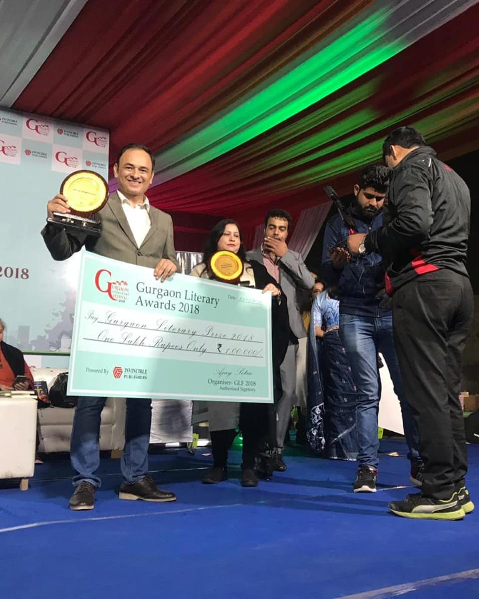 Kulpreetyadav's tweet photo. Delighted to announce that I've been awarded the BEST FICTION WRITER 2018 today at Gurgaon Litfest. The award carries a cash prize of Rs one lakh. Thank you, judges. Also, thank you @BloomsburyIndia for publishing my latest book, Murder in Paharganj.
#books @ipublish1 #thriller https://t.co/43t2YsndKj