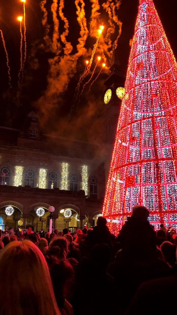 Southport’s Spectacular Switch-on theseftonscoop.wordpress.com/2018/11/25/sou…