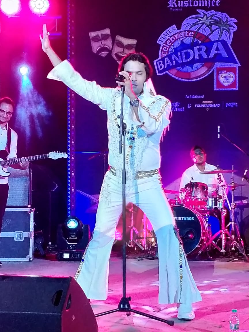 CelebrateBandra's tweet photo. Siddharth Meghani - India's only Elvis Presley impersonator performing for The Times Celebrate Bandra Closing Ceremony 

@fh_experience 

 #TimesCelebrateBandra #AFeelingCalledBandra #ComeLiveIt #peopleofbandra #festival #celebrate #bandra #biggerbolderbetter https://t.co/681oM6okdd