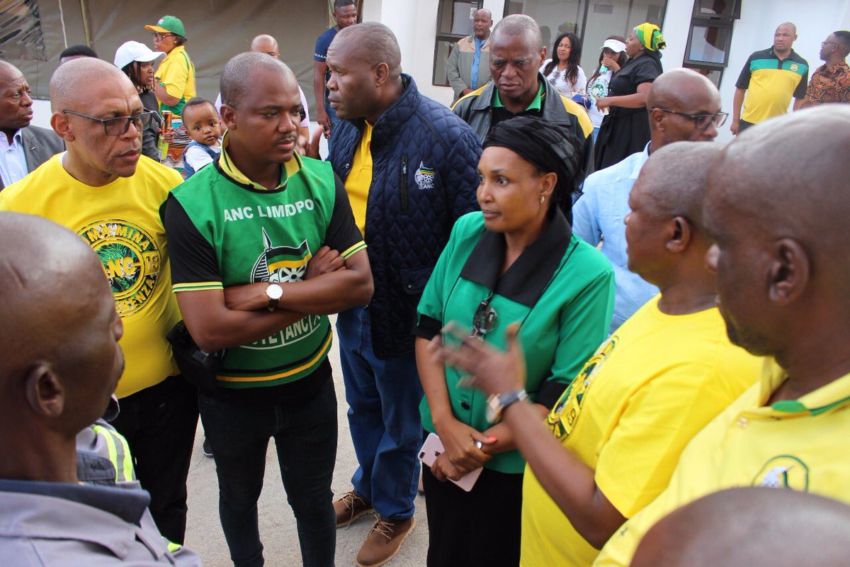MYANC's tweet photo. #ANCDP Comrade David Mabuza at Royal Kraal - Moลกhate of Kgoลกhi Moloto to conclude the #ThumaMina trail in Limpopo with Kgoลกhi Moloto, @myanc leaders and volunteers. https://t.co/a2HsKK7rt0