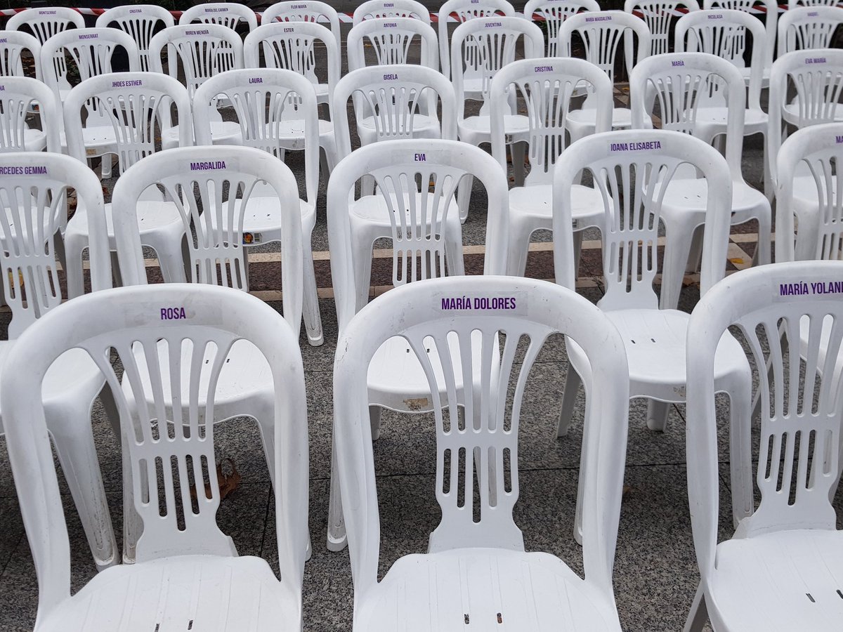 Becaria_'s tweet photo. Han puesto 970 sillas vacías en Gijón, una por cada asesinada por su marido/novio/ex pareja, desde 2003.

Joder, impresiona, qué impotencia. #DíaContraLaViolenciaDeGénero #25N https://t.co/8K3vE4pB6D