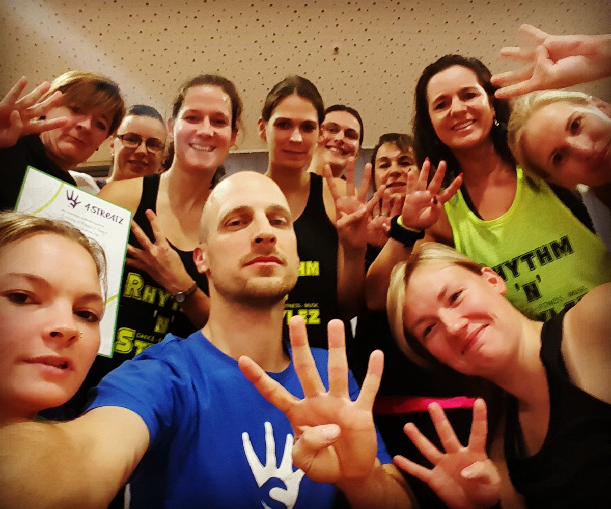 4STREATZ's tweet photo. So cool! Check out our new instructors โ๐ผ
What an amazing weekend @ centrovital in Berlin ๐
Congrats to our new instructors and welcome to our #4streatzfamily ๐๐๐ผ
#4STREATZ #schweppy #workshop #instructors #trainer #proud #weekend #friends #Berlin #fitfam https://t.co/7xyzQfQiub