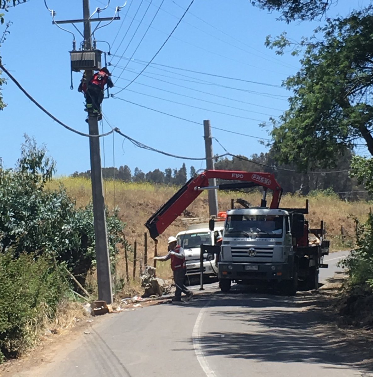 verosalaberry's tweet photo. #Mantagua #F232 cerrado al tránsito por cambio de poste. Tomar alternativas @CEValparaiso @sitiodelsuceso @alertaconcon @juampyro @55_david https://t.co/XtKpKPC94Z