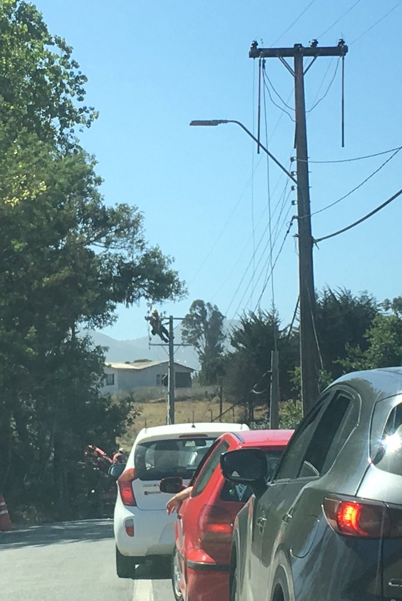 verosalaberry's tweet photo. #Mantagua #F232 cerrado al tránsito por cambio de poste. Tomar alternativas @CEValparaiso @sitiodelsuceso @alertaconcon @juampyro @55_david https://t.co/XtKpKPC94Z