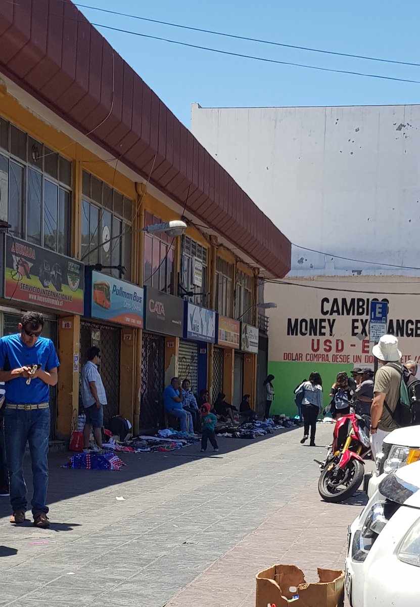 ivanpoblete11's tweet photo. Realidad del comercio ambulantes terminal de Valparaiso. (Foto 2. persona con un cuchillo cocinero) personal de Carabinero no se hace responsable. @JorgeSharp @Carabdechile @GobiernodeChile @valparaiso @MunicipioValpo @JanoMesa @valparaiso @biobio https://t.co/rGmsD4DzqN