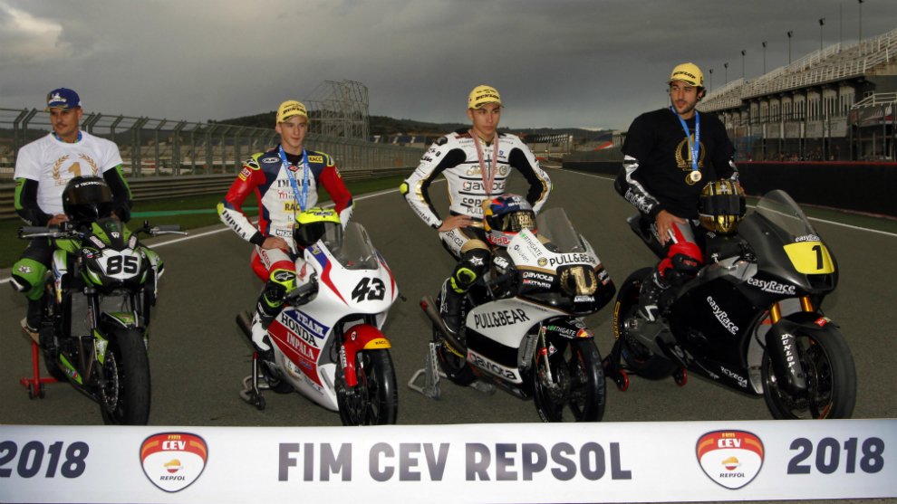marcamotor's tweet photo. Raúl Fernández brilla en el día de su coronación en el Mundial Júnior de Moto3
#FIMCEVRepsol2018
https://t.co/Cg3YAxHVs2 https://t.co/fWKYEtARZd