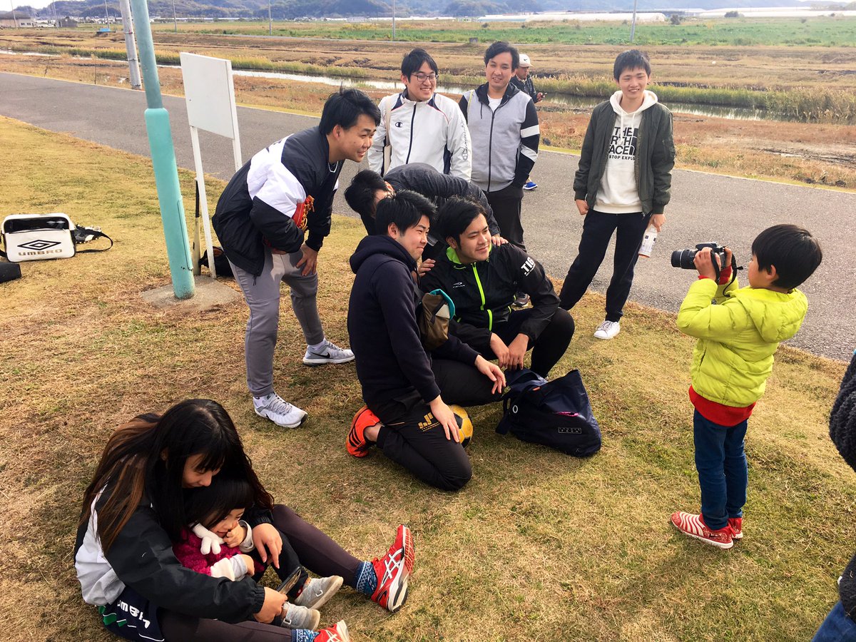福山医療専門学校 作業療法学科がサッカーやるってことで集まって ピクニックのような野球のようなサッカーのような連休の1日でした 作業療法学科の学年を超えた仲の良さは驚くね ケガもなく楽しい1日でした