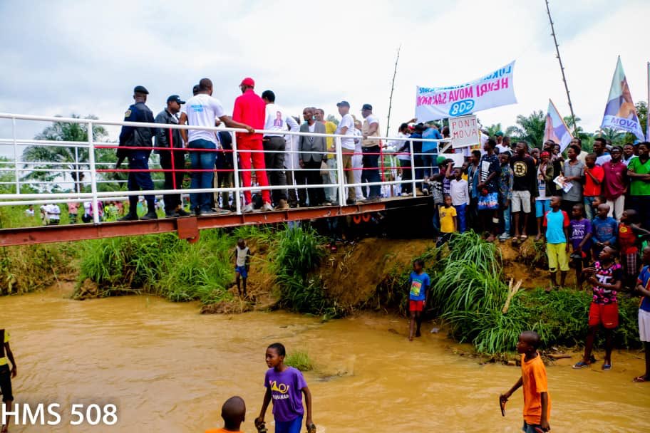 AmbHenriMova's tweet photo. À la frontière entre les communes de Mont Ngafula et de Ngaliema, mon modeste début de réponse aux besoins des quartiers #Tshikapa, Gomba Kikusa, #Malueka etc 
Merci à tous d'avoir été là ce 1er dimanche de #CampagneElectorale. https://t.co/SGdjUTwF2o
