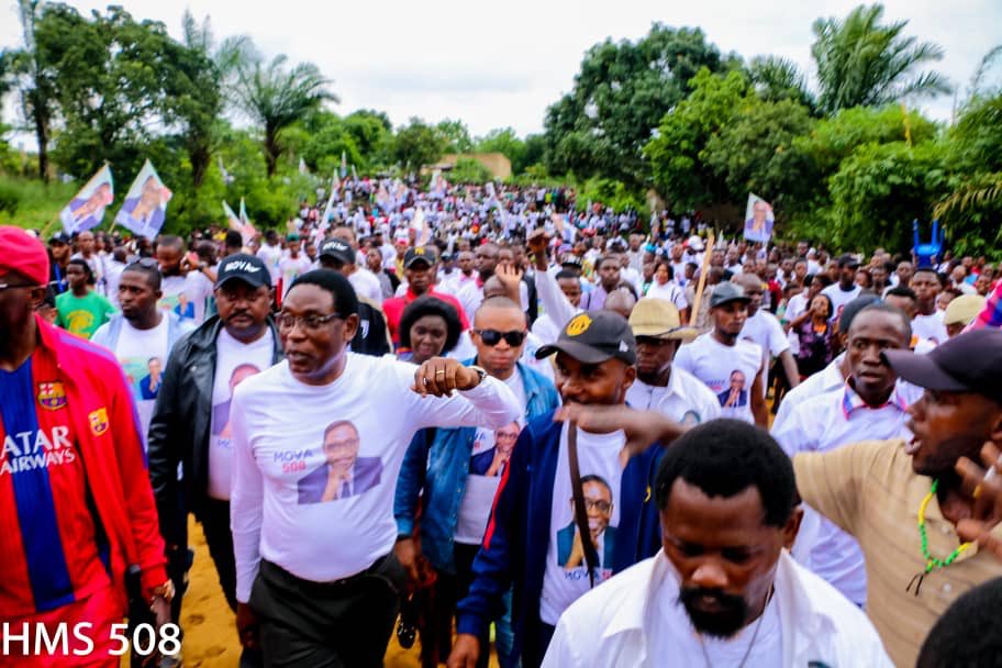 AmbHenriMova's tweet photo. À la frontière entre les communes de Mont Ngafula et de Ngaliema, mon modeste début de réponse aux besoins des quartiers #Tshikapa, Gomba Kikusa, #Malueka etc 
Merci à tous d'avoir été là ce 1er dimanche de #CampagneElectorale. https://t.co/SGdjUTwF2o