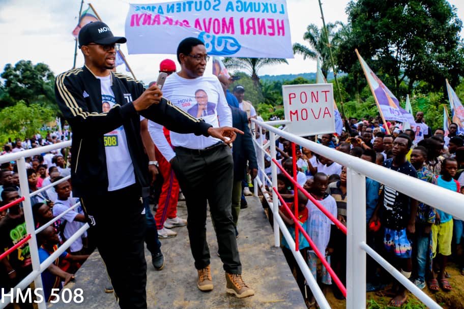AmbHenriMova's tweet photo. À la frontière entre les communes de Mont Ngafula et de Ngaliema, mon modeste début de réponse aux besoins des quartiers #Tshikapa, Gomba Kikusa, #Malueka etc 
Merci à tous d'avoir été là ce 1er dimanche de #CampagneElectorale. https://t.co/SGdjUTwF2o