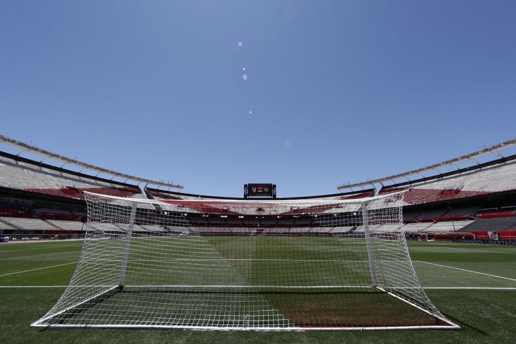 ESPNDRadio's tweet photo. ¡Se posterga!

Alejandro Domínguez: “Creemos en el buen espectáculo, en la igualdad de condiciones. En función de eso, el Consejo ha tomado la decisión de que no hay igualdad de condiciones. Vamos a posponer el partido. Ambos presidentes serán convocados a la Conmebol”. https://t.co/m20p9nxv7Q