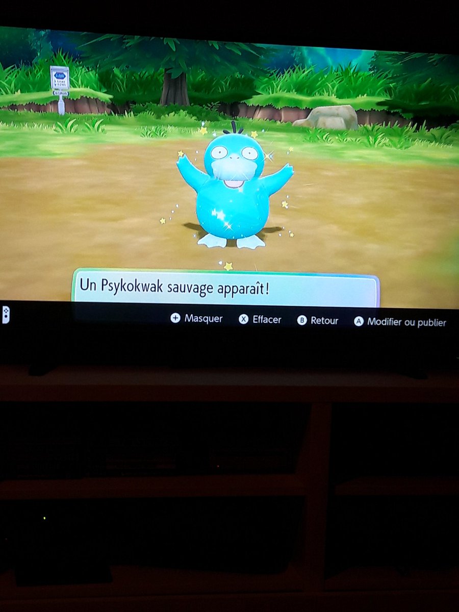 BibineAmbrine's tweet photo. 1h après le ratatta, me voilà avec un psykokwak.. il est joli mais comme j'ai toujours pas envie de casser ma chaine de goupix, je l'ai pas capturé. Juste pris une photo souvenir..
Je pleure du sang #PokemonLetsGo #shiny #ASLB https://t.co/1w44Kh67JS