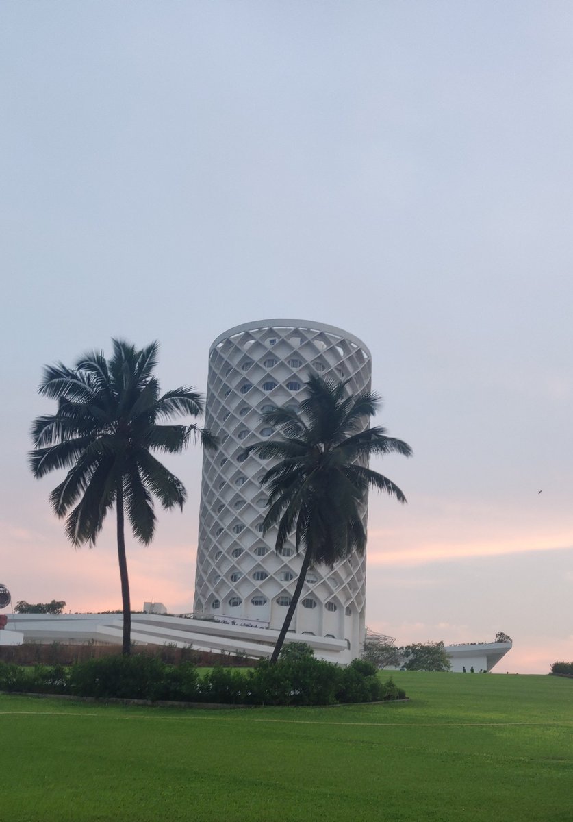 ThevarSteffy's tweet photo. Reliving childhood by igniting our curious minds. #nehruplanetarium is all about #stars #moons #planets and the world beyond. Last time I was here I was in 10th &amp; 3d technology was new.#starstruck #starsoncanvas #nofilter https://t.co/zNsmBNB9eS