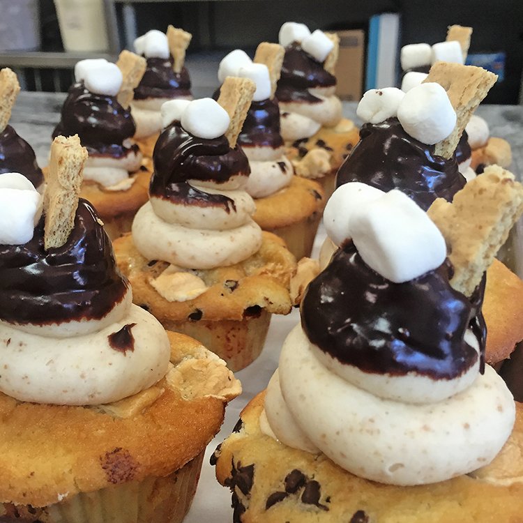 freshcupcakes's tweet photo. S'MORES SUNDAY :: It's that time again - we're making room in our cupcake cases for delicious new flavors in December. If our scrumptious S'mores cupcakes are your fave, swing by today or Tuesday to snag some before they vanish at the end of November! #SomeMorePlease https://t.co/myY7LZNRlw
