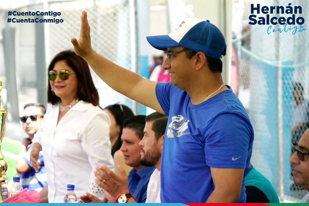 SCHP_TARQUI's tweet photo. |TRABAJADORES DE ALES INAUGURARON JUEGOS INTERNOS|
Gracias a la gran familia de trabajadores de está institución por invitarme junto al equipo del movimiento #SíPodemos a compartir esta mañana deportiva y fraterna. #Manta #CuentaConmigo https://t.co/bPTKPWrJP0
