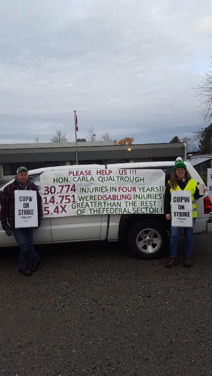 cupwfvw's tweet photo. Members of the local out picketing in Langley this morning.  #negotiatenotlegislate #ndp @JustinTrudeau @cupw @theJagmeetSingh https://t.co/S0VovhOP6o