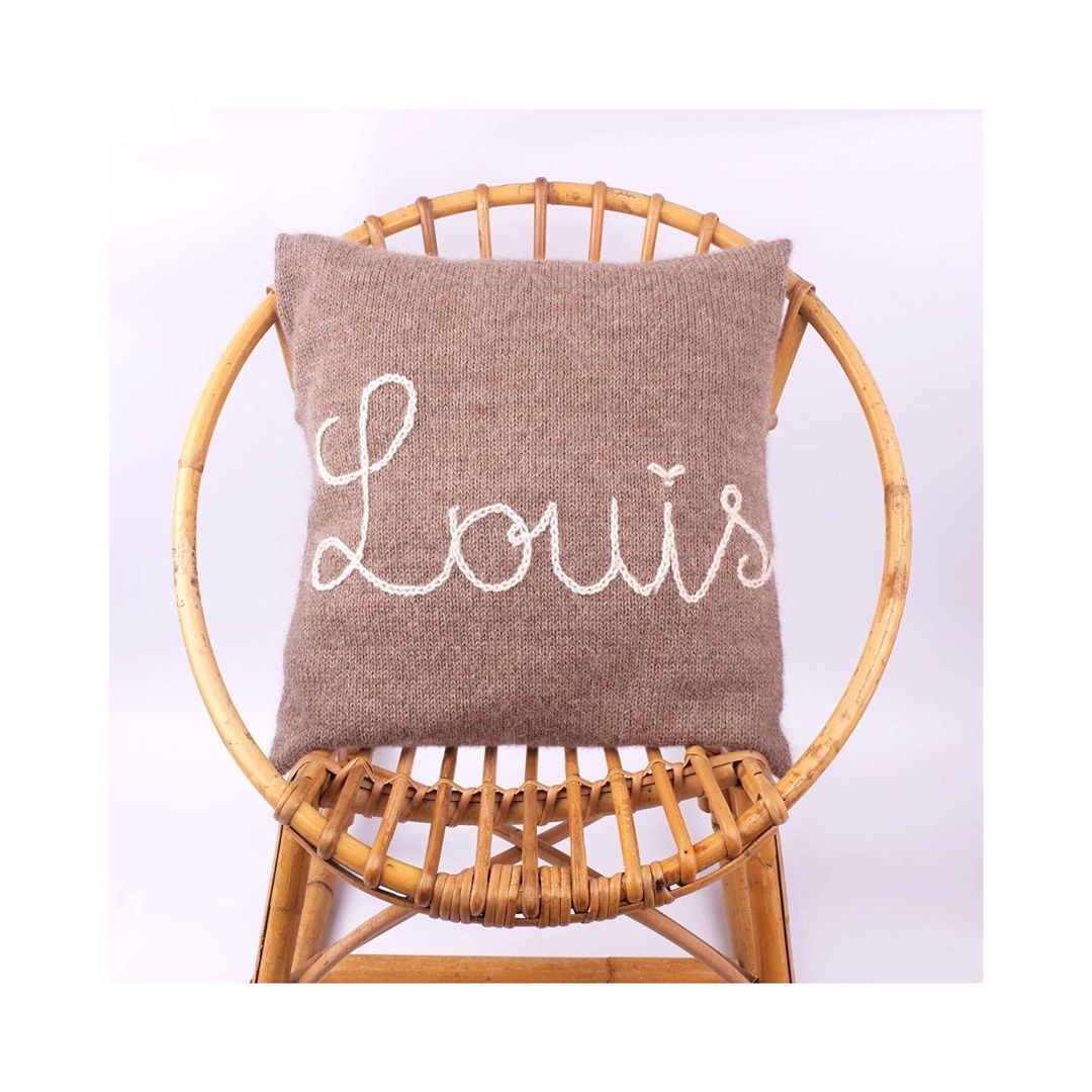 MamyFactory's tweet photo. Chez Mamy Factory, les broderies sont faites avec soin, à la main, par nos mamies 💗 . . . #mamyfactory #coussin #personnalisation #baby #kids #newborn #perfect #gift #faitmain #handmade #knit #madeinfrance #madewithlove #grandma https://t.co/quiLpm0P4X