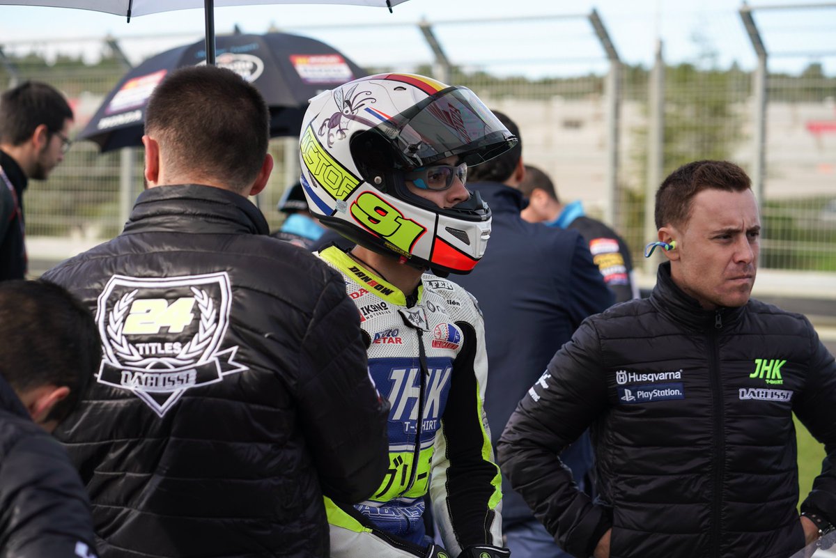 TeamLaGlisse's tweet photo. .@victor_rdr_19: "Tenía que frenar la carrera para que el grupo fuera numeroso y tuviese más opciones al título, y también tenía que ganar. Estoy contento porque he hecho el máximo y quiero felicitar a @XaviArtigas43 por su título" #ETC #FIMCEVRepsol2018 https://t.co/3qK6j1zSHb