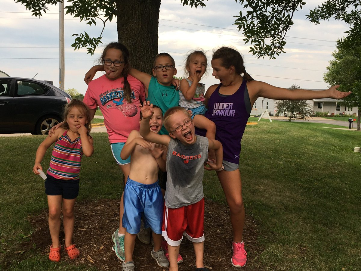 AmyBodensteiner's tweet photo. Day #25 I'm thankful for the health of my family! So blessed to be able to be active and well! #livelaughlove #bewell https://t.co/zw7Yr9rpEh