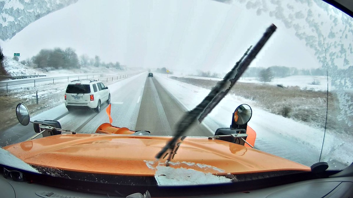 KGAN_Weather's tweet photo. A matter of ~20 miles making a difference with this storm. Snow falling with deteriorating road conditions along I-80 near #IowaCity. However, just north on I-380 near #Swisher.. nothing. #sharpcutoff https://t.co/vY7vKHJrGg
