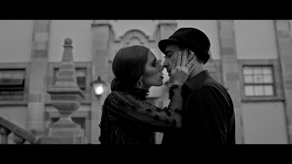 mario_morales_'s tweet photo. Solo existe una forma de comprobar si esa atracción que siente es verdadera: a través de un beso. Si se trata de de viejo amor, entonces corresponderá... 
VIDEO👉🏼 https://t.co/luNXOu9Pph

#Besos #Kisess #Amor #Pasión #Besosapasionados #Amantes #AmantesEternos #Enamorados https://t.co/zpVmMqZNDM