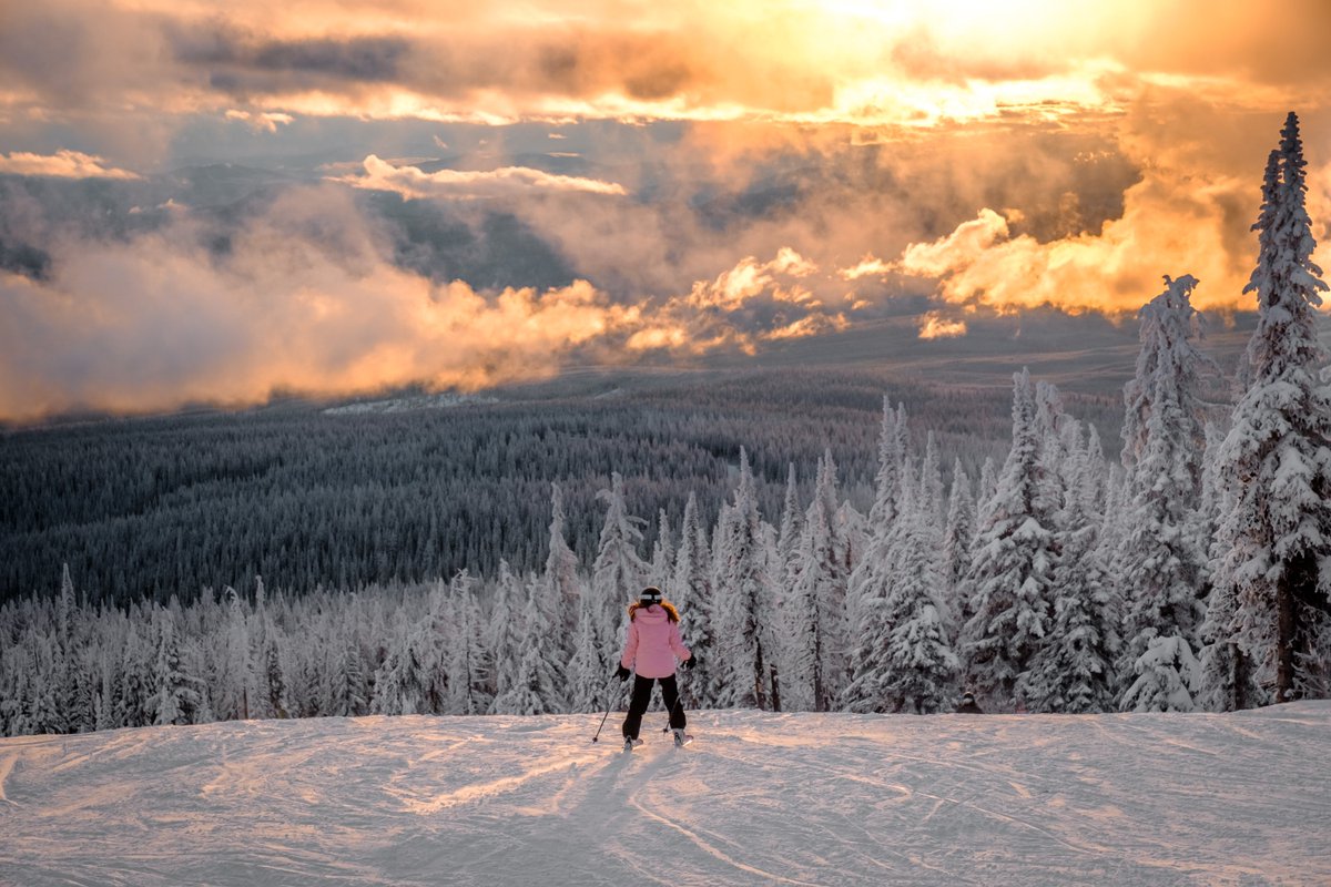 Sometimes you just have to pause and take it all in. Short days mean that your last lap can look like this! | Photo taken on Nov. 24 | #SkiBigWhite