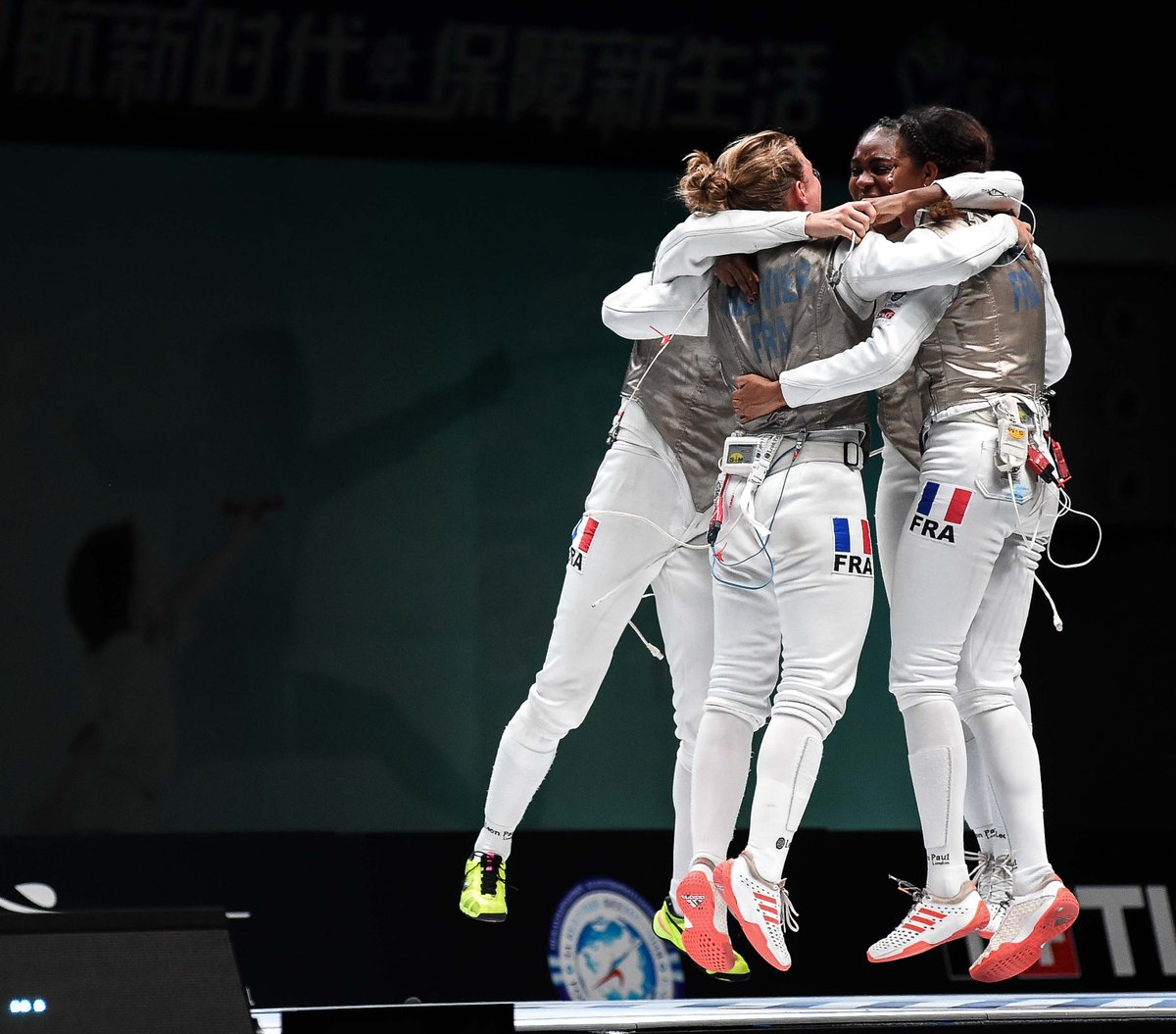 ffescrime's tweet photo. #Alger [FD] VICTOIRE DE L'ÉQUIPE DE FRANCE 🇨🇵🔥🥇
Nos championnes s'imposent à la mort subite face à la Russie 38/37 !!! MAGNIFIQUE VICTOIRE 😍 https://t.co/GI9AWB7a84