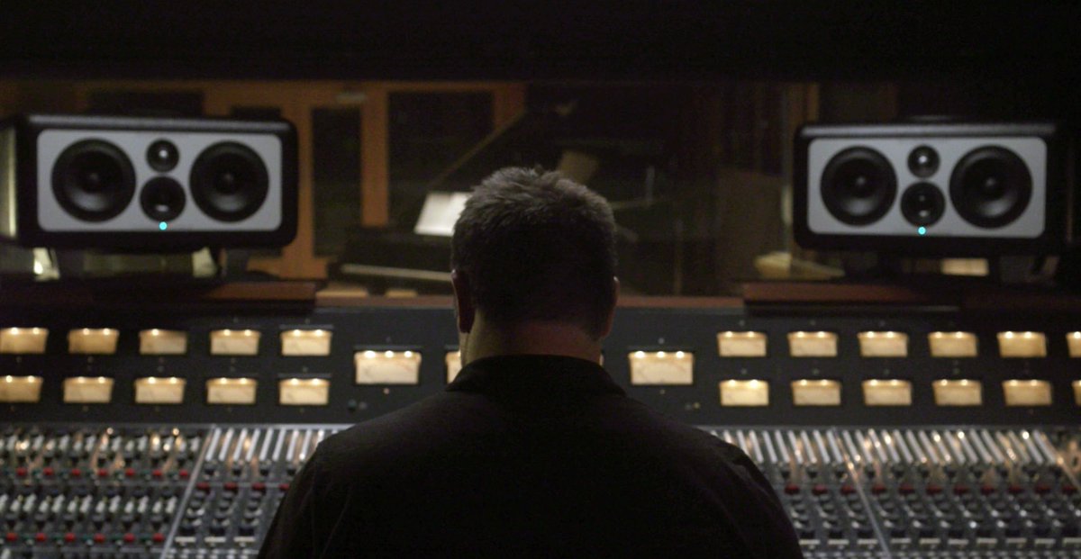 BarefootSound's tweet photo. “You fill this room with a group of engineers, everyone’s gonna pick different kind of things that they like and what they want, what they’re looking for. But for me, this monitor is brilliant.” - Mark Spike Stent, Multi-GRAMMY Winning Mixer/Producer #BarefootSound #SpikeStent https://t.co/QtAPY3drTn