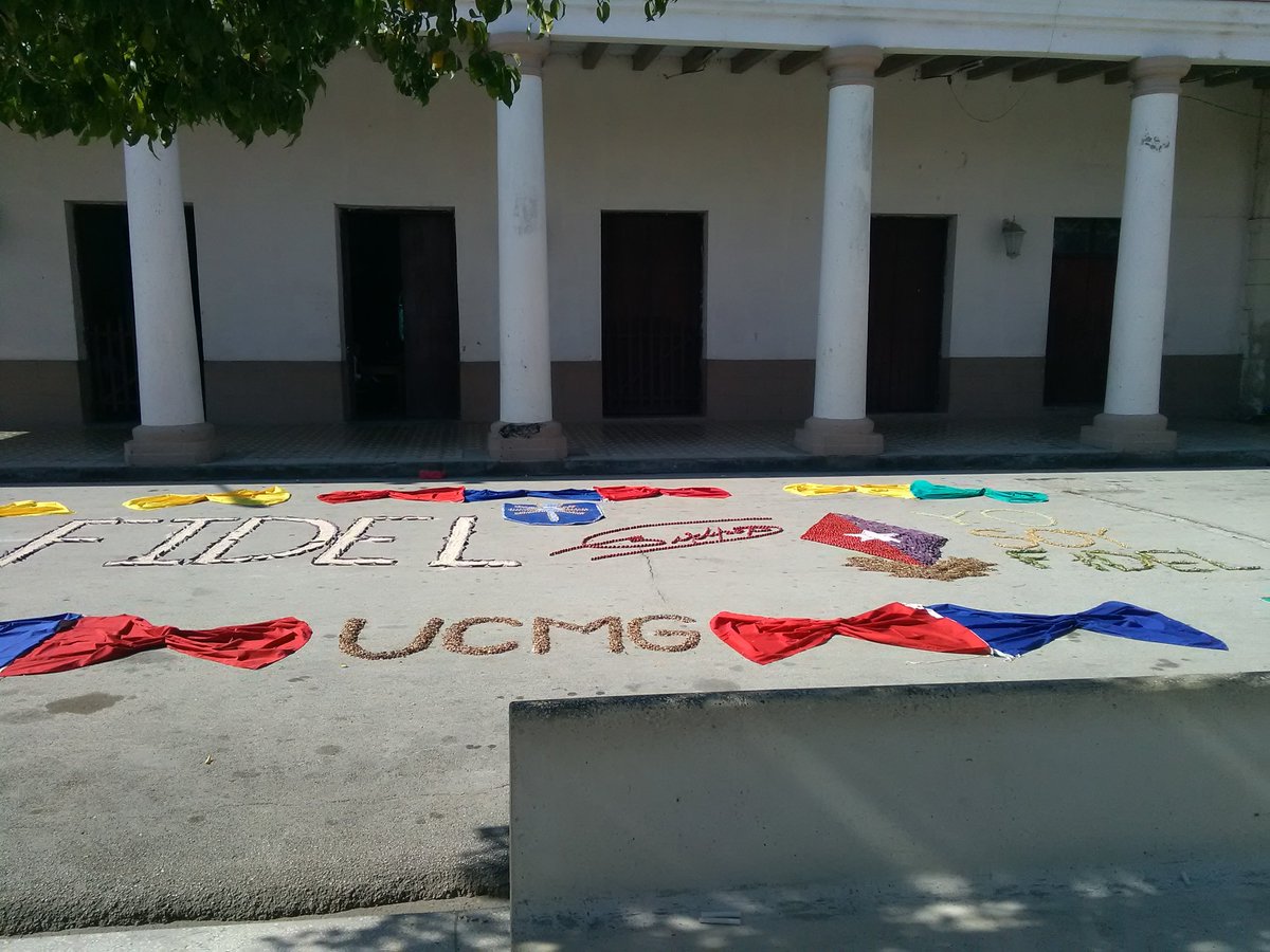 ErickRosabal's tweet photo. En la mañana de hoy cuando a penas el sol salía la UCMG se apoderó de las calles y la casa de los combatientes de la ciudad de Manzanillo para rendir homenaje al comandante Fidel en el 2do Aniversario de su desaparición física y reafirmar su apoyo a los médicos cubanos en Brasil https://t.co/hCnycyh4N8