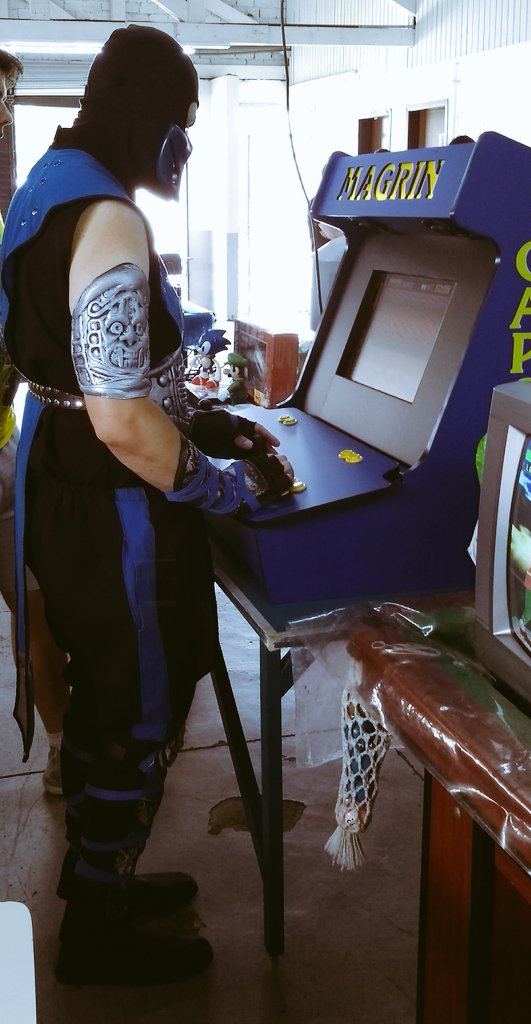 CrazyGhostLady's tweet photo. E quando nosso herói Sub-Zero está jogando com seus fãs. #2Join #videogame #arcade #gamers #mortalkombat https://t.co/JNSMQAJrre