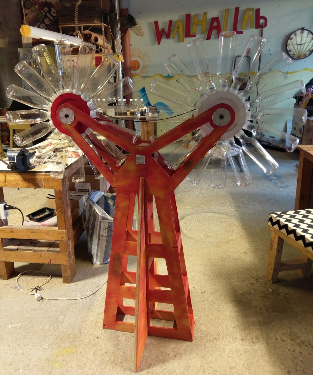 WALHALLAb_NL's tweet photo. Onze #WINDeye en #WINDeye2 krijgen een broertje..of zusje. Zet de wieg maar vast klaar voor #WINDeye3 ..
#recycling:
Flessen van @albertheijn en resthout van @BouwendNL en nog veel meer re-usables.
#makered https://t.co/DTCaguQ8QH