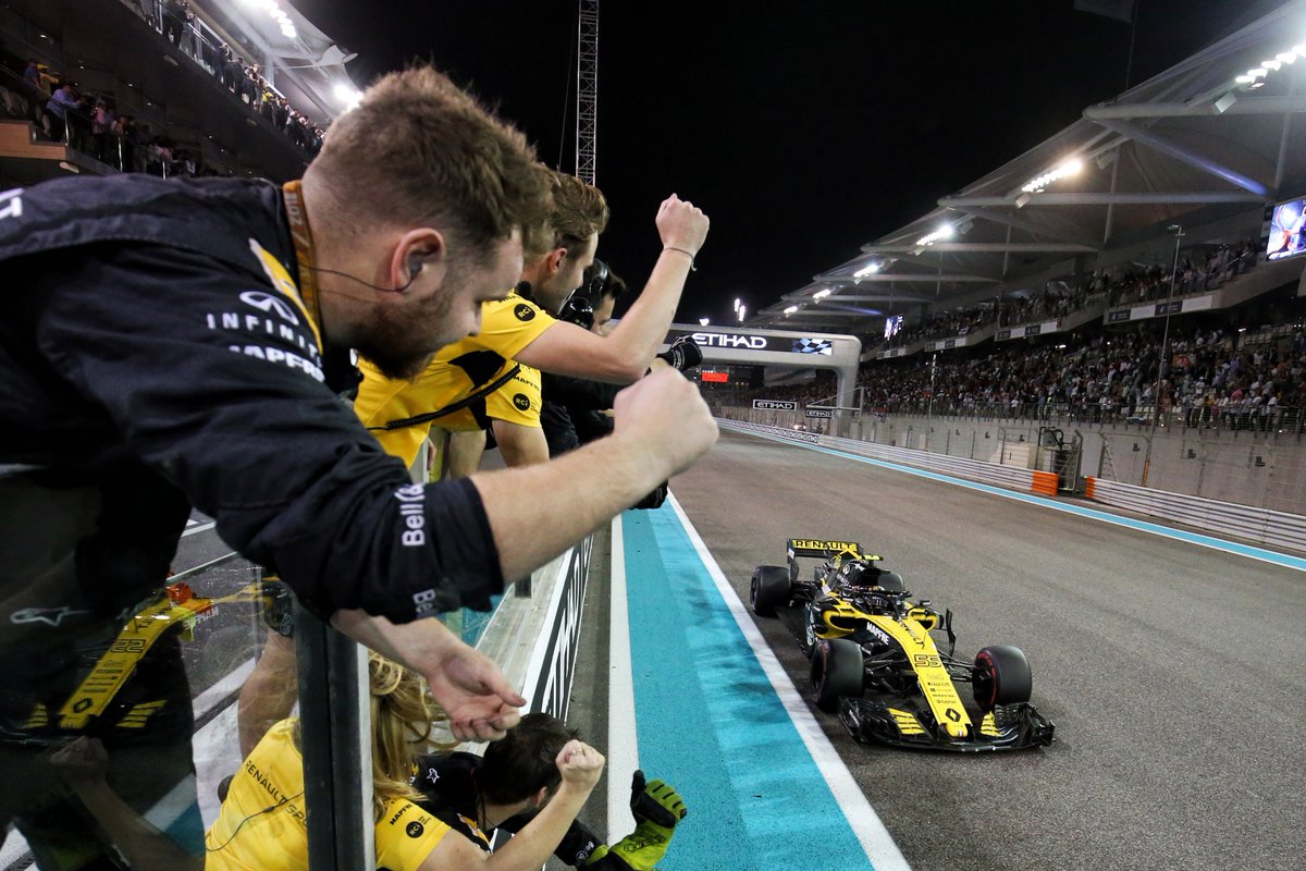 Carlossainz55's tweet photo. Muy contento! Este 6º sabe un poco a revancha por carreras como Francia o México. Lo merecemos, gran forma de terminar el año! Gran ritmo toda la carrera y un buen pitstop, claves. Buena despedida de Renault, muchas gracias a todos! Ganas de empezar la nueva etapa papaya 😁!! https://t.co/oqEhdgMpIa