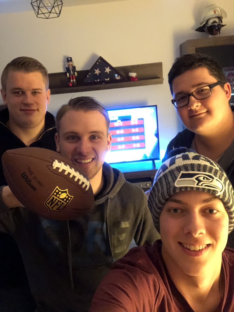 Auf Los gehts los! #gohawks
#ranNFL #ranNFLsuechtig #Seahawks #Hawks #everysunday #friends #FootballLeaks #Touchdown #Germany #usa