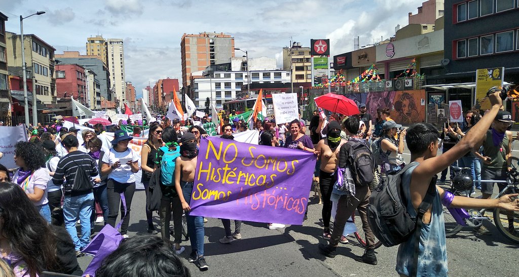 LIMPALCOLOMBIA's tweet photo. "Vamos a construir juntas un mundo nuevo, libres y vivas, jamás esclavas" dicen las mujeres en las manifestaciones del #25N en Bogotá #NiUnaMenos https://t.co/GxKgHiTUzq